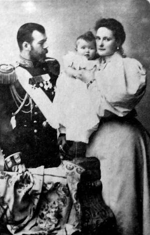 Николай II и Ал. Фёдоровна с дочерью Ольгой. Петербург. 1896 г. Фотограф Ливицкий